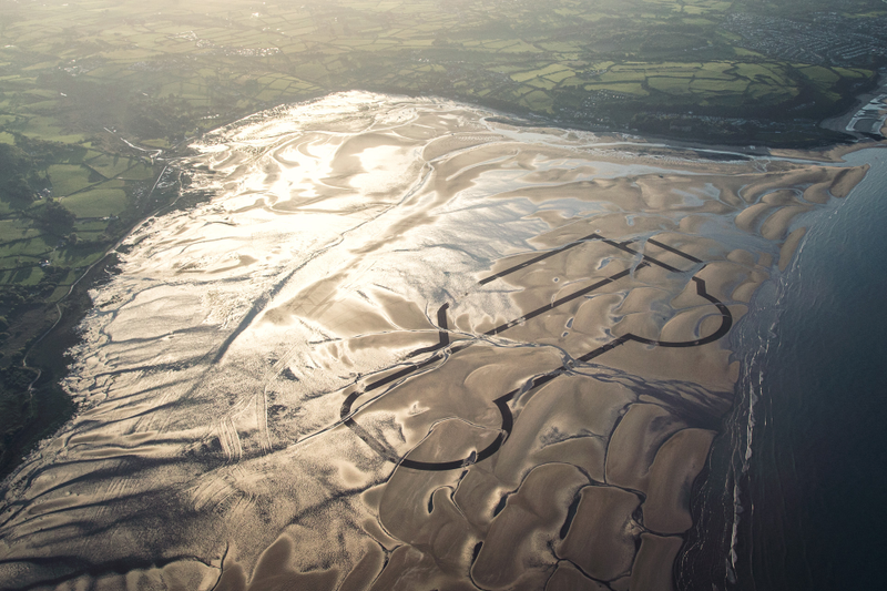 Illustration for article titled A Gigantic Sand Drawing Is How Land Rover Said Farewell To The Defender